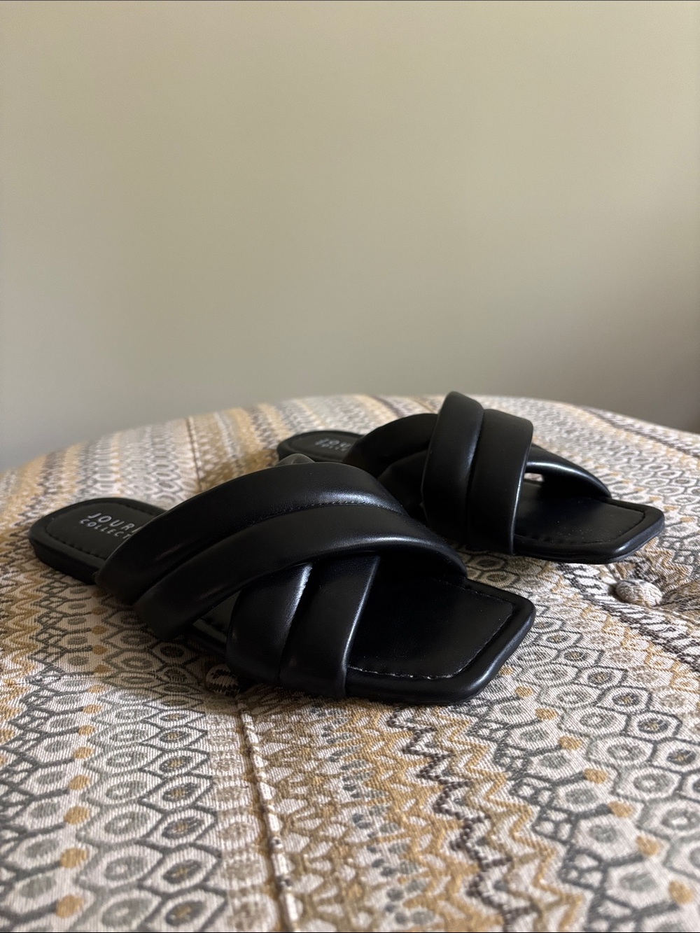 NWOT Journee Collection Criss Cross Slides